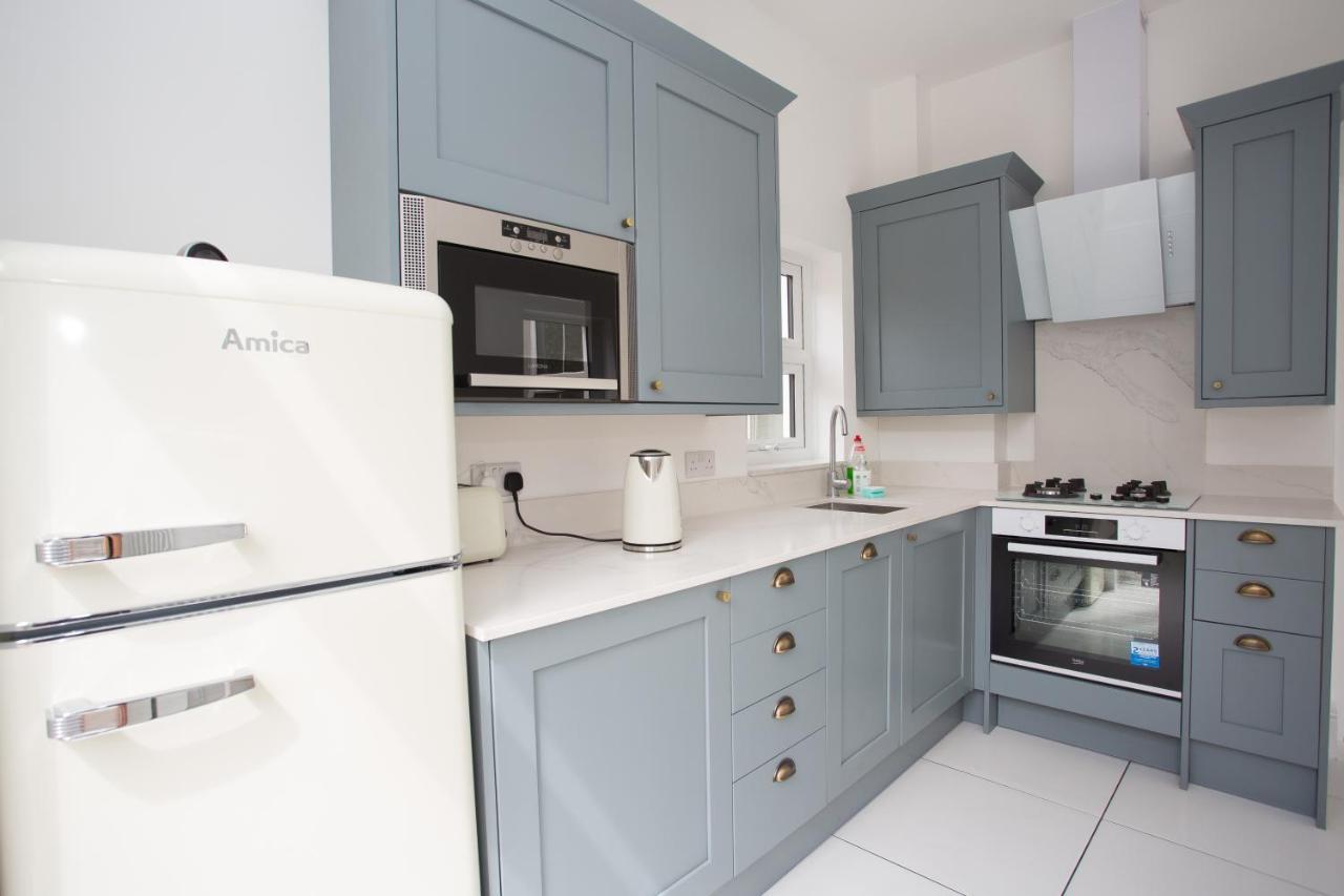Elegant York House - On A Beach Road, Sleeps 12, With Sea Views ワージング 部屋 写真