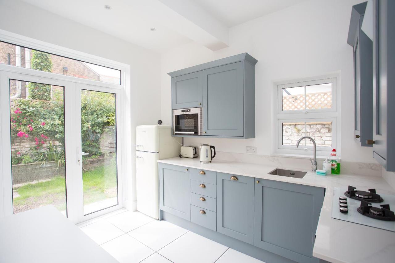 Elegant York House - On A Beach Road, Sleeps 12, With Sea Views ワージング 部屋 写真