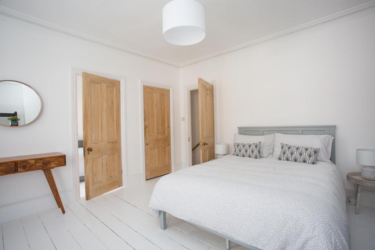 Elegant York House - On A Beach Road, Sleeps 12, With Sea Views ワージング 部屋 写真