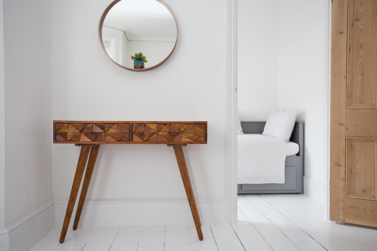 Elegant York House - On A Beach Road, Sleeps 12, With Sea Views ワージング エクステリア 写真