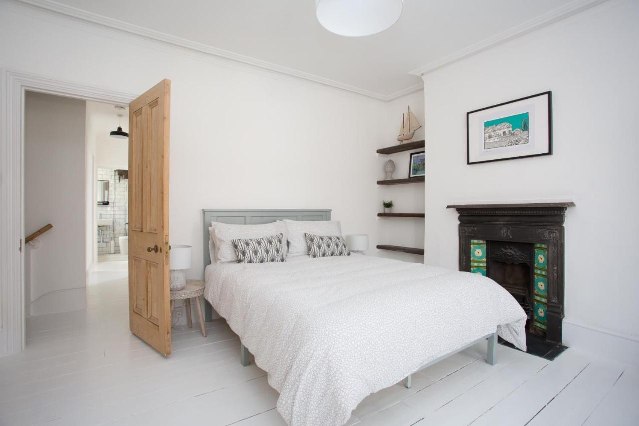 Elegant York House - On A Beach Road, Sleeps 12, With Sea Views ワージング エクステリア 写真