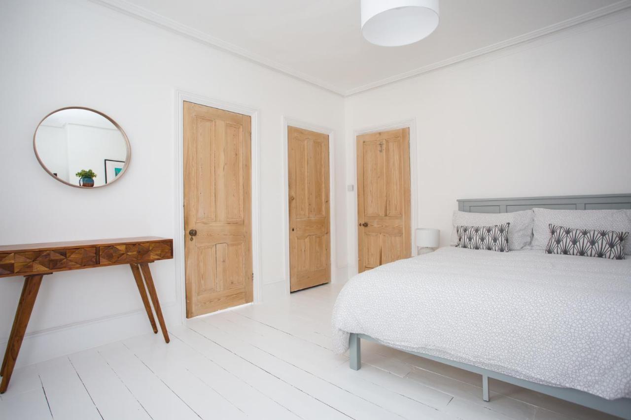 Elegant York House - On A Beach Road, Sleeps 12, With Sea Views ワージング エクステリア 写真
